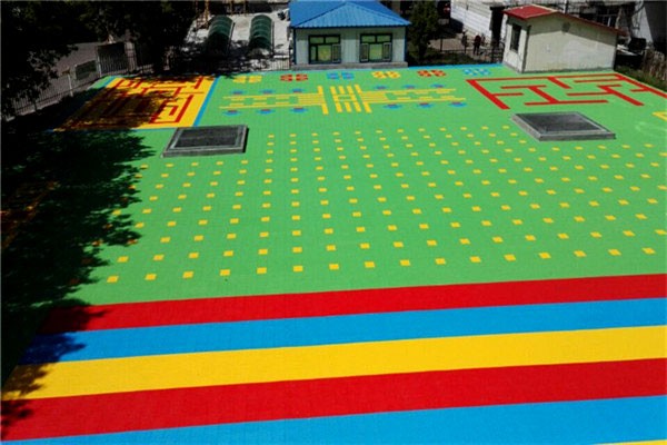 「幼儿园塑胶跑道」选择透气型塑胶的好处？